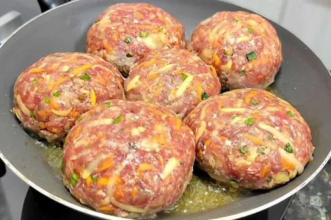 Bolinho de carne moída com cenoura e batata delicioso nutrit