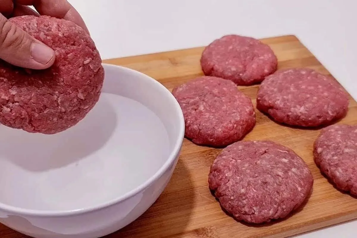 Bolinho de carne moída, que fica muito suculento e saboroso,