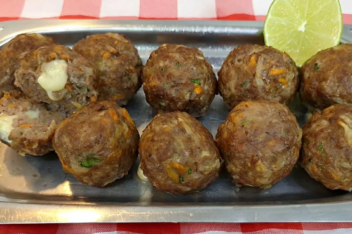 Bolinho de carne moída recheado e assado na AirFryer para a
