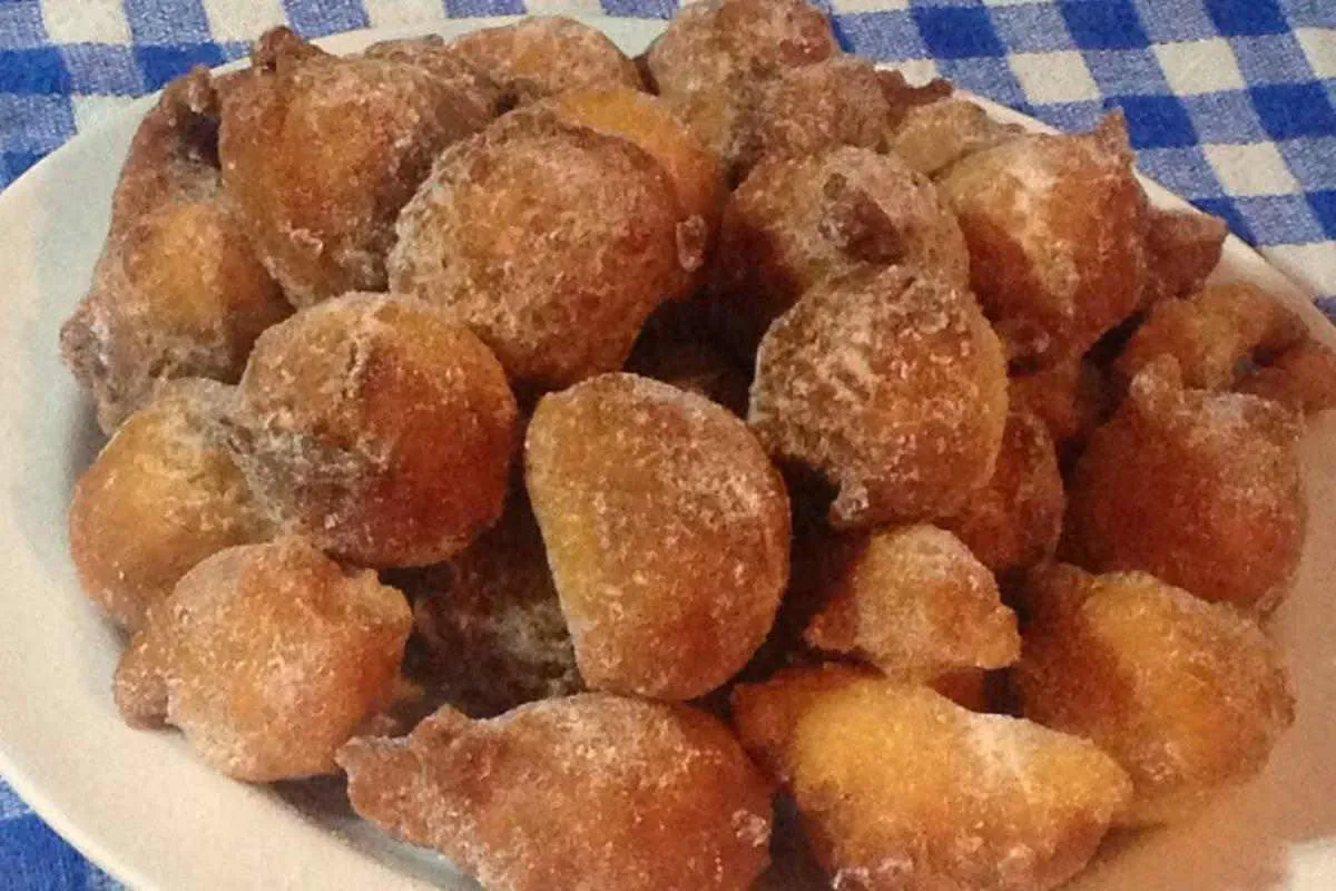 Bolinho de chuva delicioso com uma receita que não vai ovo n