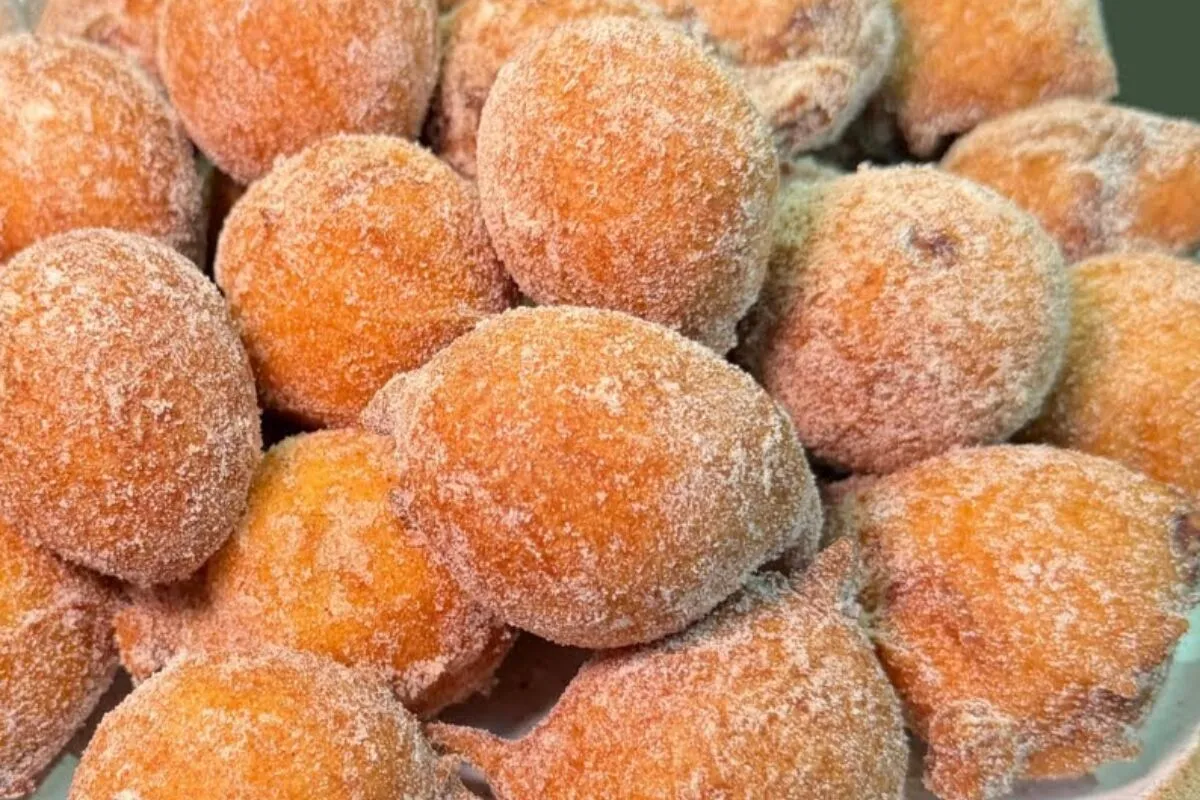 Bolinho de chuva macio e sequinho, que não fica cru por dent