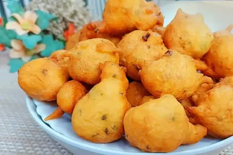 Bolinho de chuva salgado feito com massa de água e sal bem s