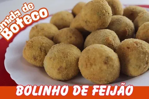 Bolinho de feijão fradinho crocante por fora e macio por den
