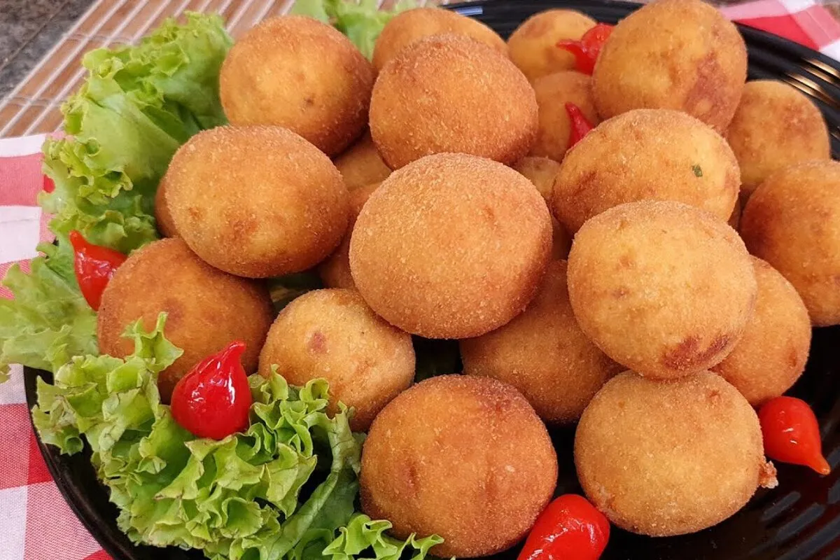 Bolinho de frango com bacon, cebola e salsa: o petisco perfe