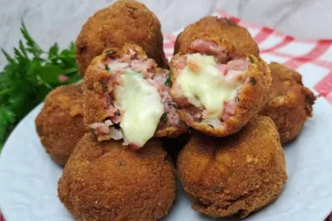 Bolinho de linguiça toscana com queijo, um petisco perfeito 