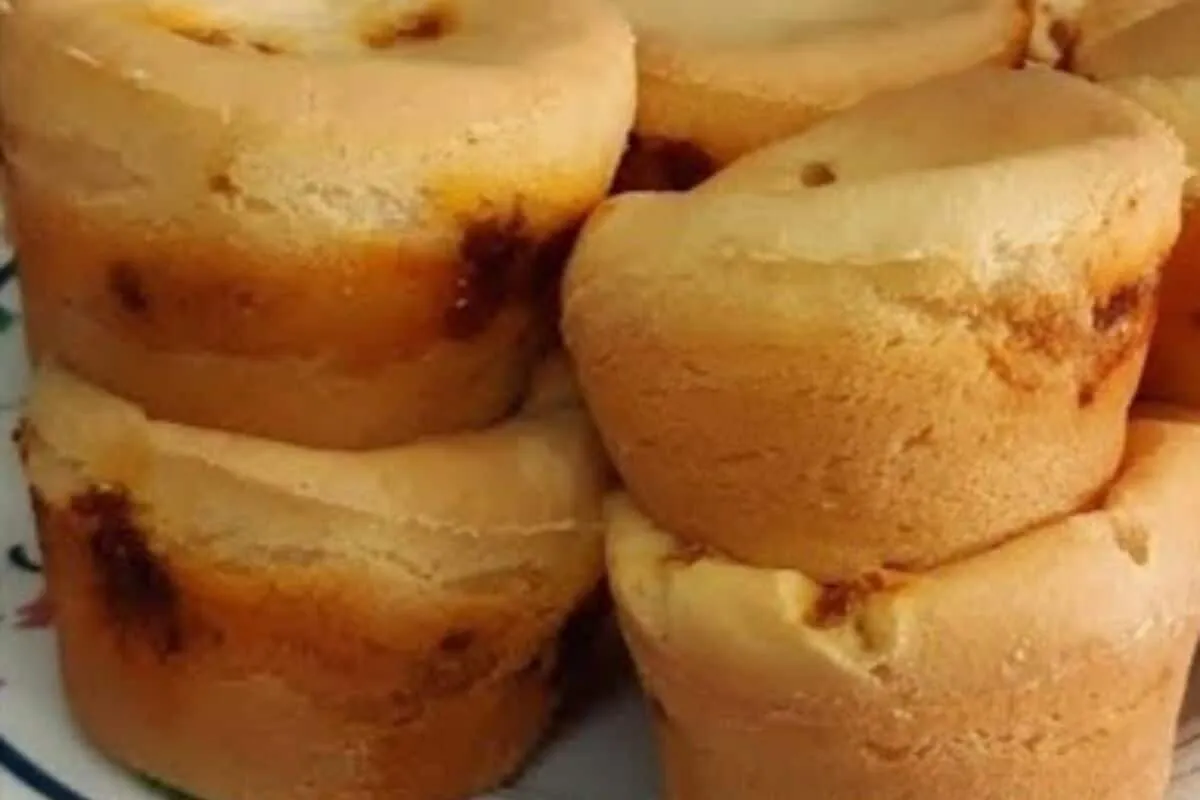 Bolinho de mandioca recheado, um petisco que derrete na boca