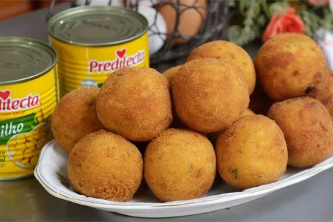 Bolinho de milho frito com um sabor delicioso e marcante par
