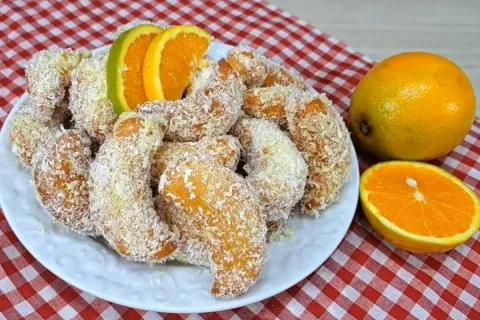 Bolinho meia lua de iogurte com laranja e coco: sobremesa fá