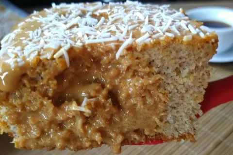 Bolo churros de doce de leite molhadinho e fofo além de bem 