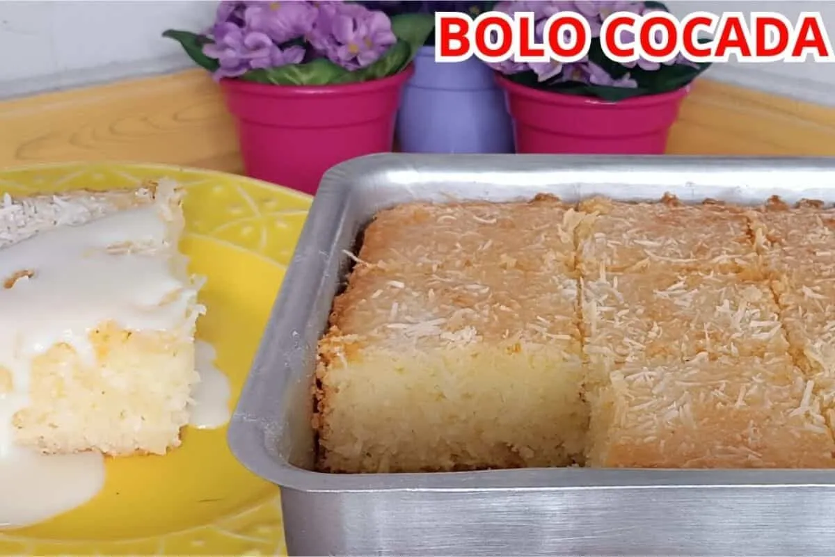 Bolo cocada sem farinha de trigo feito à mão que fica molhad