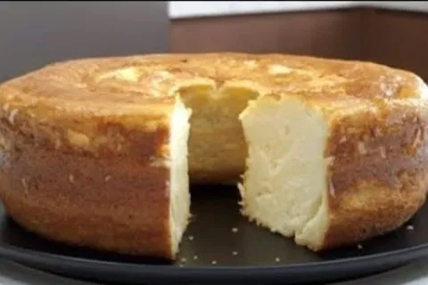 Bolo cremoso de coco, aquele bolo molhadinho e delicioso que