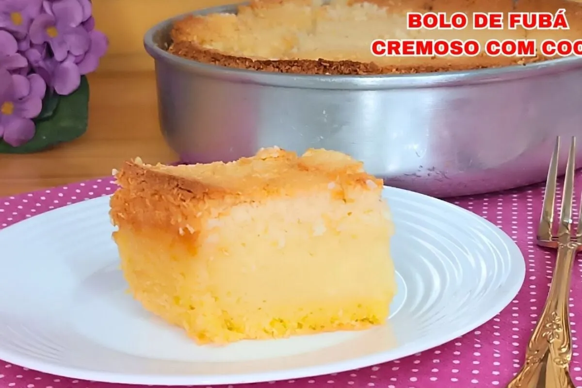 Bolo cremoso de fubá rápido que fica bem fofinho, com uma cr