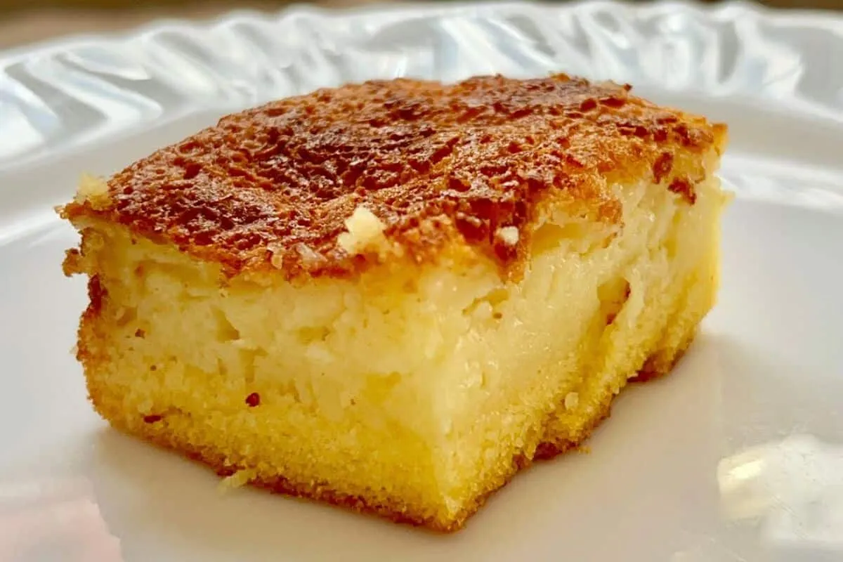 Bolo cremoso de fubá, uma receita tradicional que não leva f