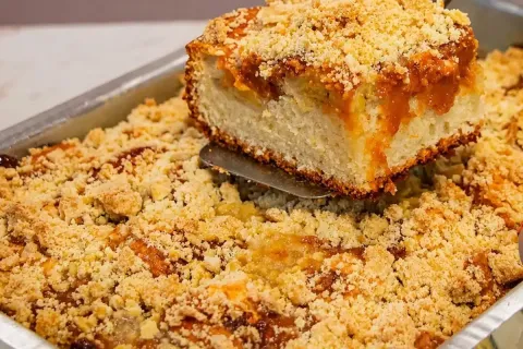 Bolo cuca de banana que já sai recheado com muito doce de le