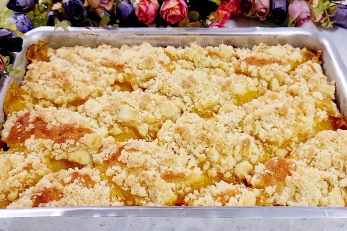 Bolo cuca de limão com um creme azedinho e farofa crocante,
