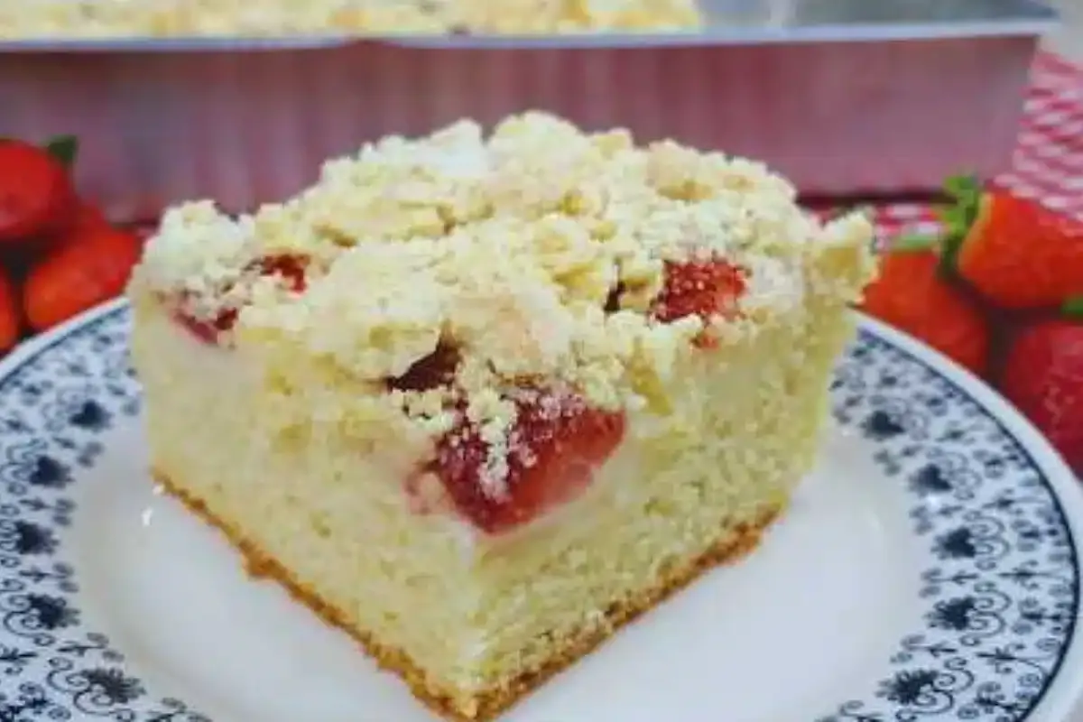 Bolo cuca de morango com creme e farofa: uma combinação divi