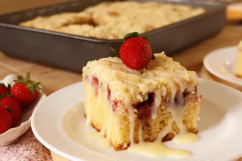 Bolo cuca de morango que já sai do forno recheado com uma fa