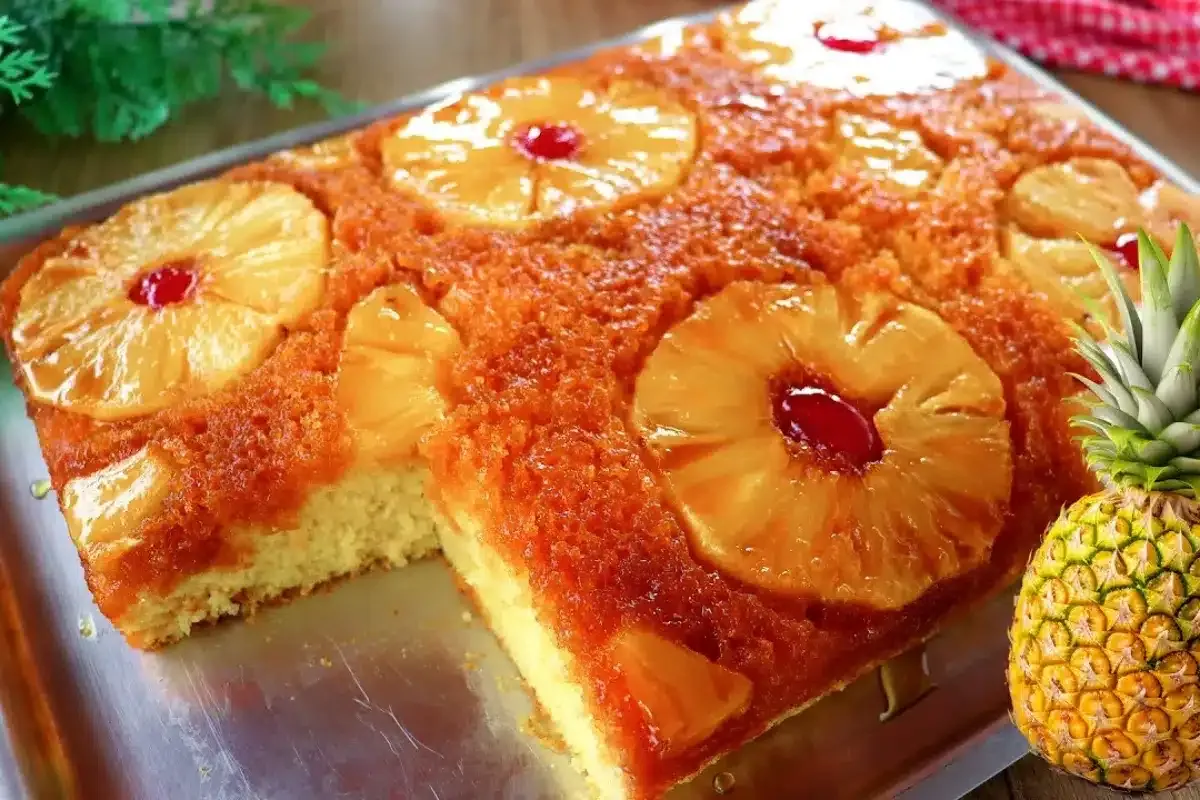 Bolo de abacaxi caramelizado lindo, fofinho e com aquela cal