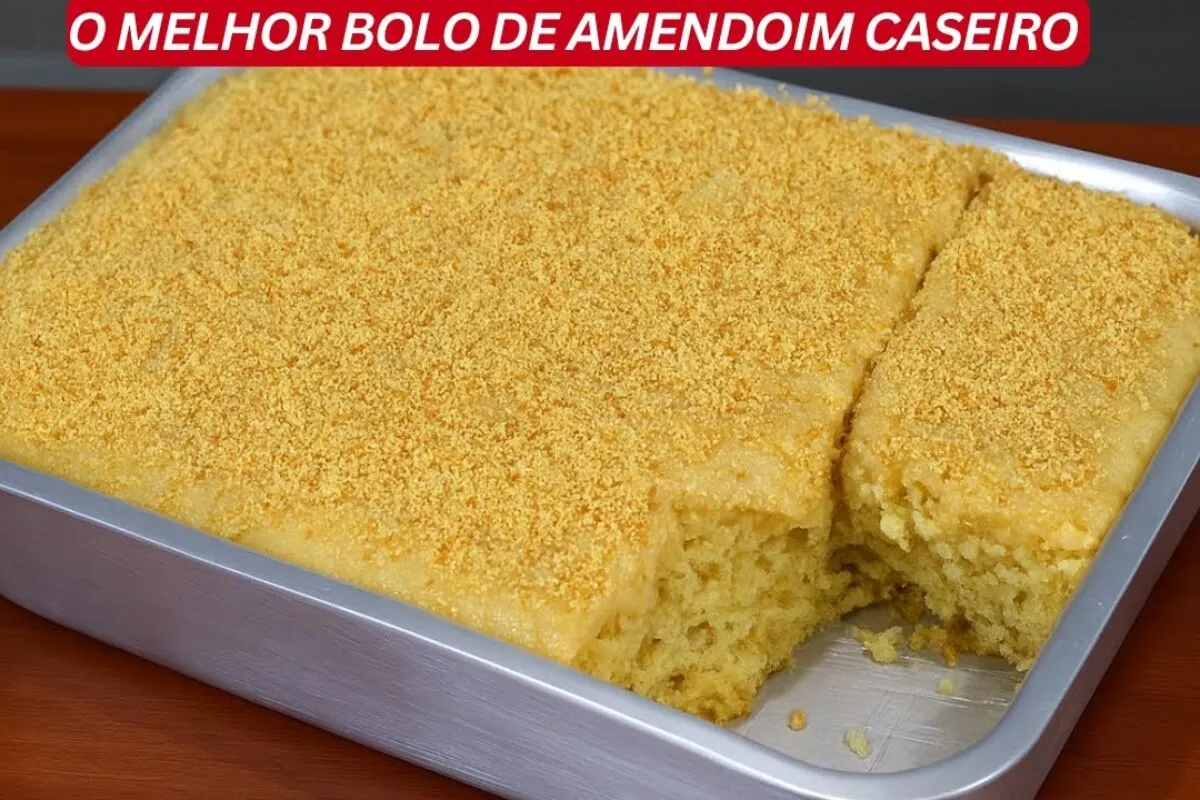 Bolo de amendoim fofinho com uma cobertura cremosa, perfeito