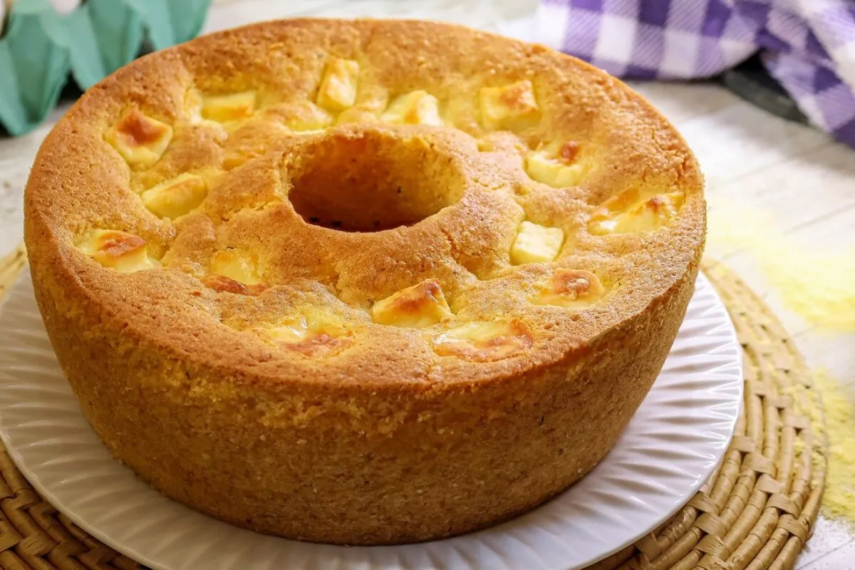Bolo de angú de fubá que desmancha na boca para o café da ma