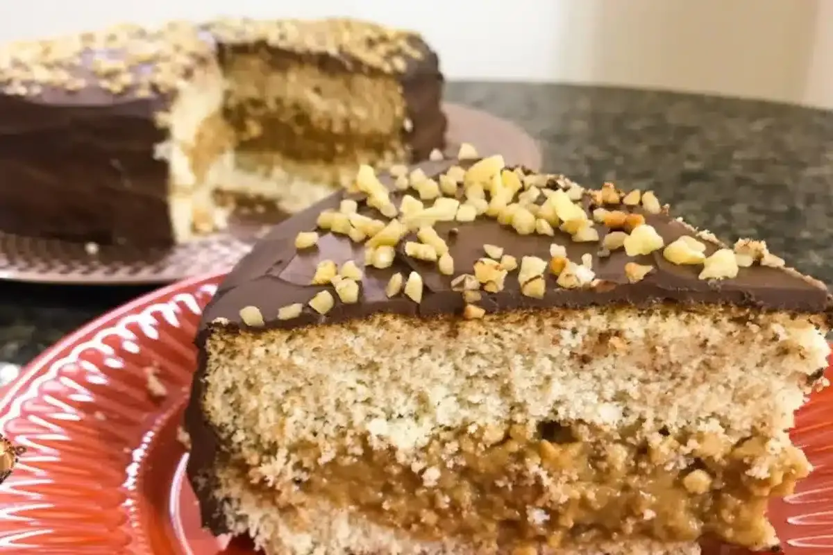 Bolo de aniversário fit recheado com creme de amendoim e uma