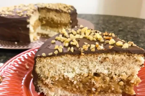 Bolo de aniversário fit recheado com creme de amendoim e uma