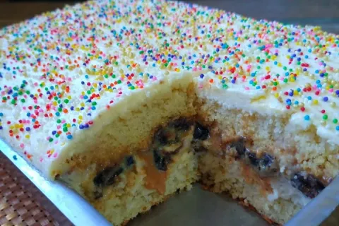 Bolo de aniversário no estilo de antigamente super fofinho e