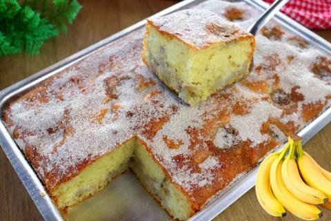 Bolo de banana bem fofinho e muito econômico feito com ingre