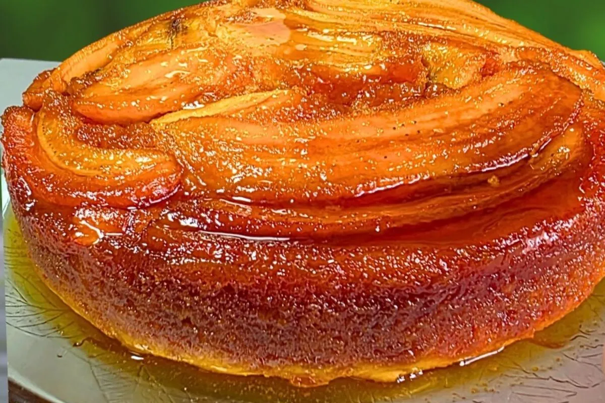 Bolo de banana rápido e muito prático, feito com poucas frut