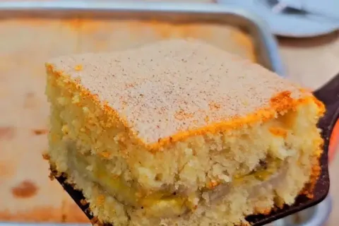 Bolo de banana recheado que já sai do forno pronto e fica co