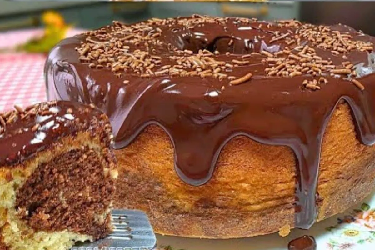 Bolo de baunilha com chocolate mesclado, simples e perfeito