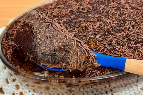 Bolo de brigadeiro especial na travessa bem molhadinho e rec