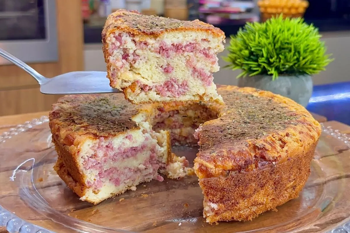 Bolo de calabresa, uma torta salgada com queijo que fica sen