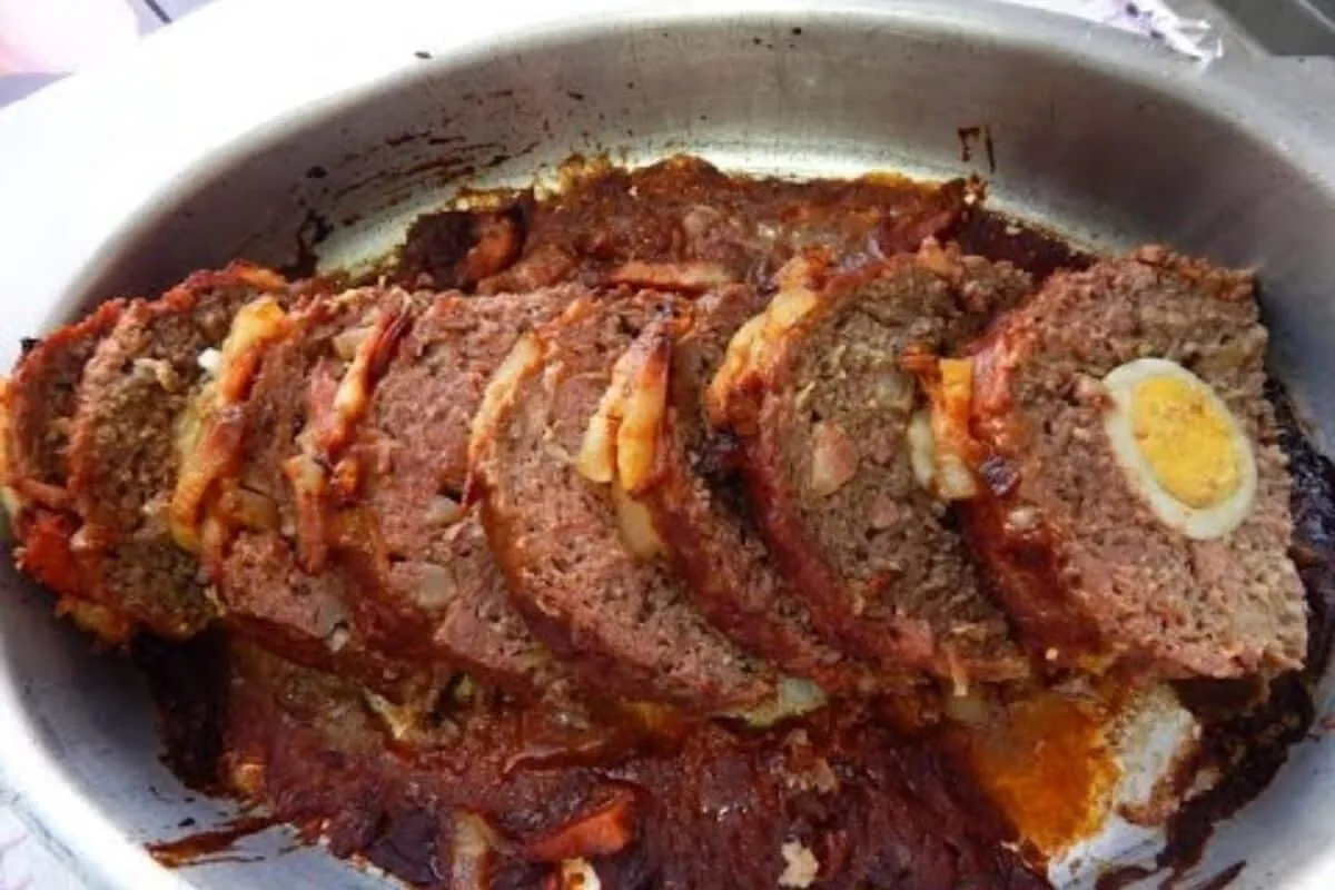 Bolo de carne com ovo recheado e super suculento, para uma r