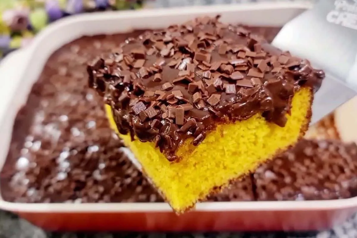Bolo de cenoura com chocolate fofinho com uma cobertura crem