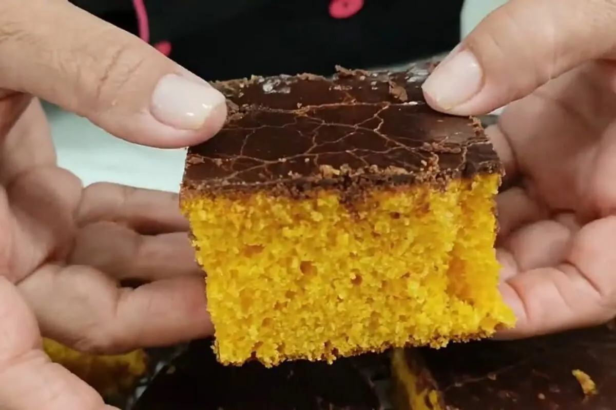 Bolo de cenoura com cobertura de chocolate fofinho e molhadi