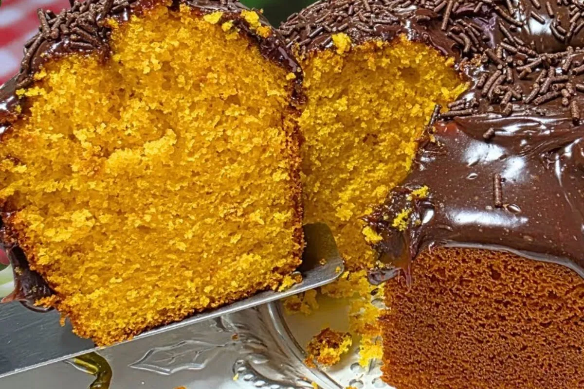 Bolo de cenoura fofinho que nunca embatuma e fica bem macio,