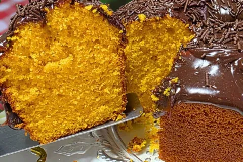 Bolo de cenoura fofinho que nunca embatuma e fica bem macio,