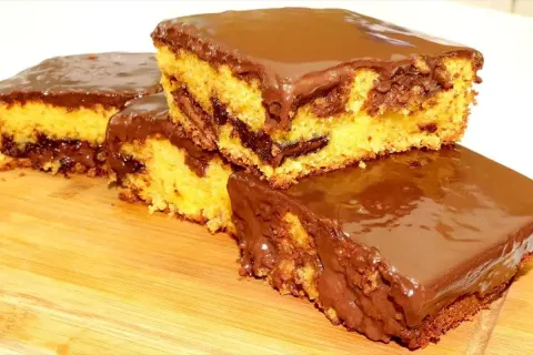 Bolo de cenoura recheado com uma massa fofinha e chocolate c