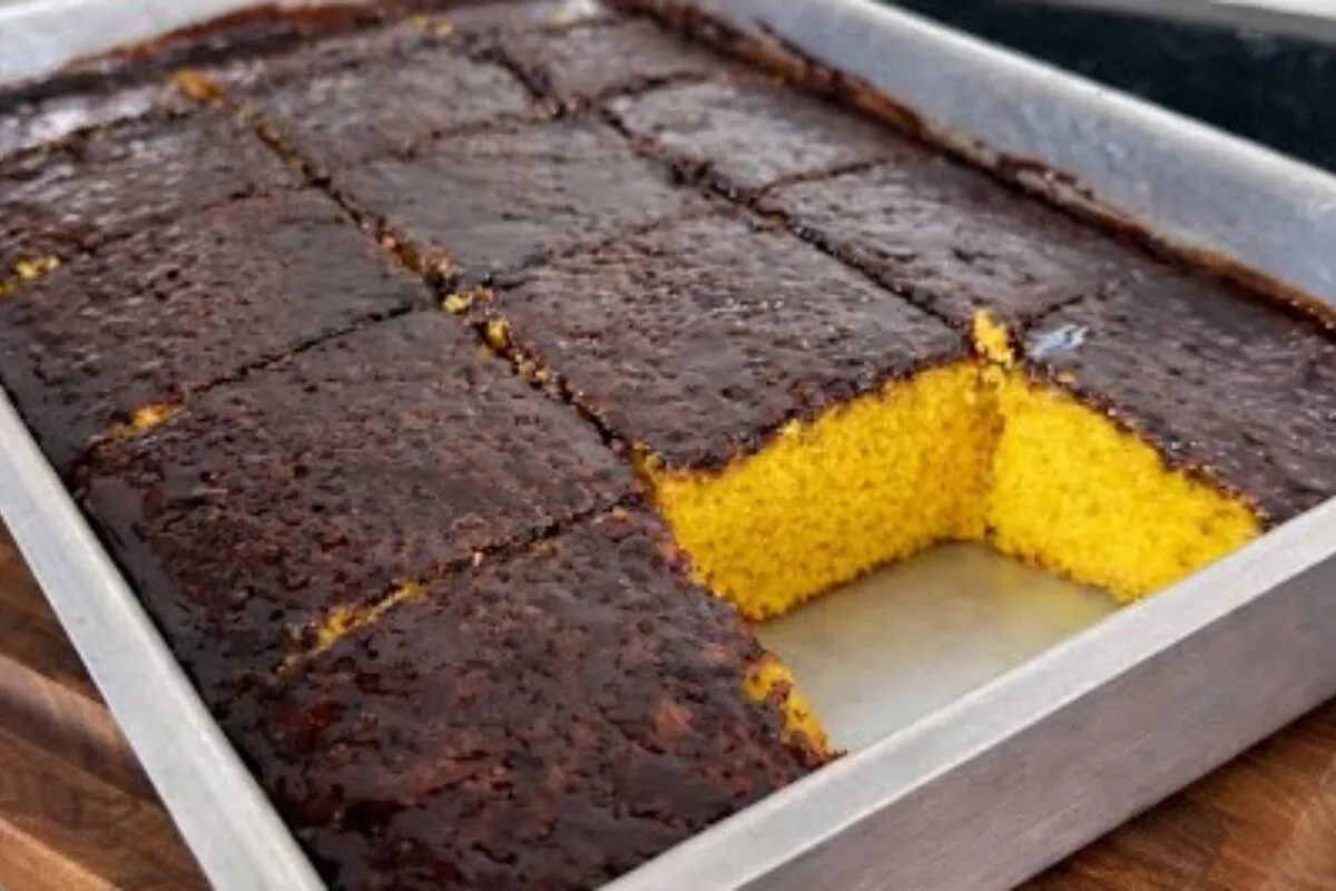 Bolo de cenoura super fofinho, com aquela calda de chocolate