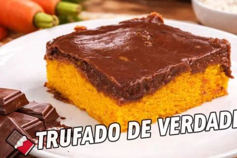 Bolo de cenoura trufado com uma cobertura cremosa de chocola