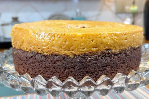 Bolo de chocolate com recheio cremoso de doce de leite, supe
