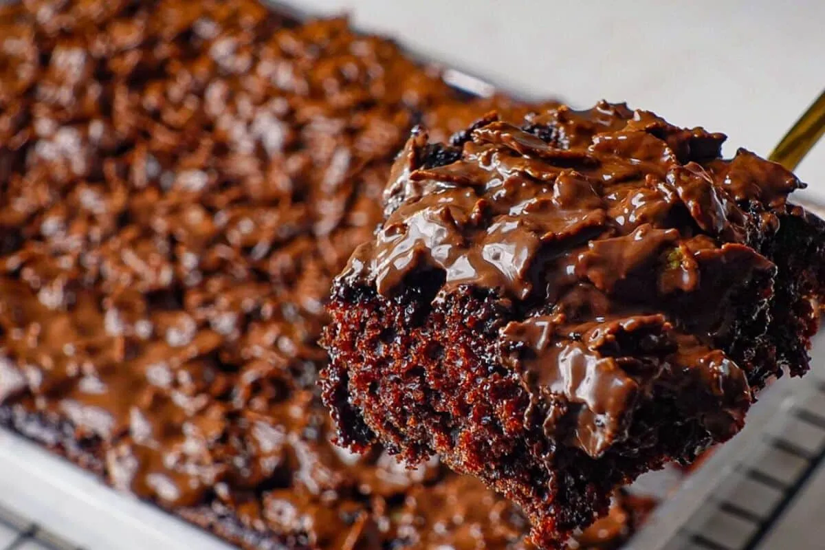 Bolo de chocolate crocante com uma cobertura irresistível, q
