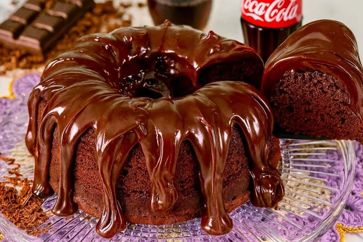 Bolo de chocolate fofinho, com uma massa bem molhadinha e um