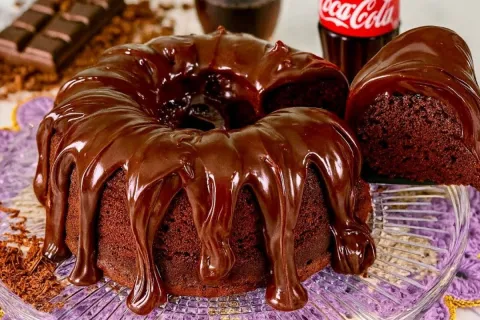 Bolo de chocolate fofinho, com uma massa bem molhadinha e um