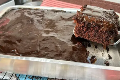 Bolo de chocolate quente com uma massa super fofinha e uma c