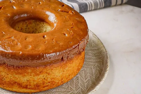 Bolo de churros com uma massa bem fofinha e muito doce de le