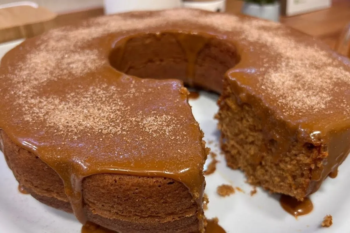 Bolo de churros, com uma massa fofinha e um recheio generoso