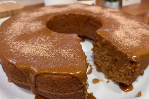 Bolo de churros, com uma massa fofinha e um recheio generoso