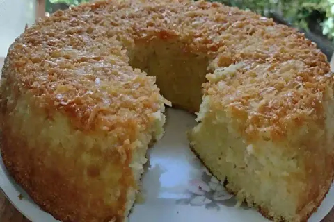 Bolo de coco delicioso que é uma opção perfeita para o lanch